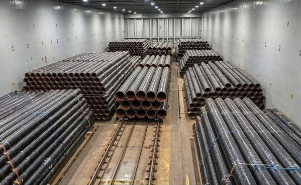 container loading steel pipes